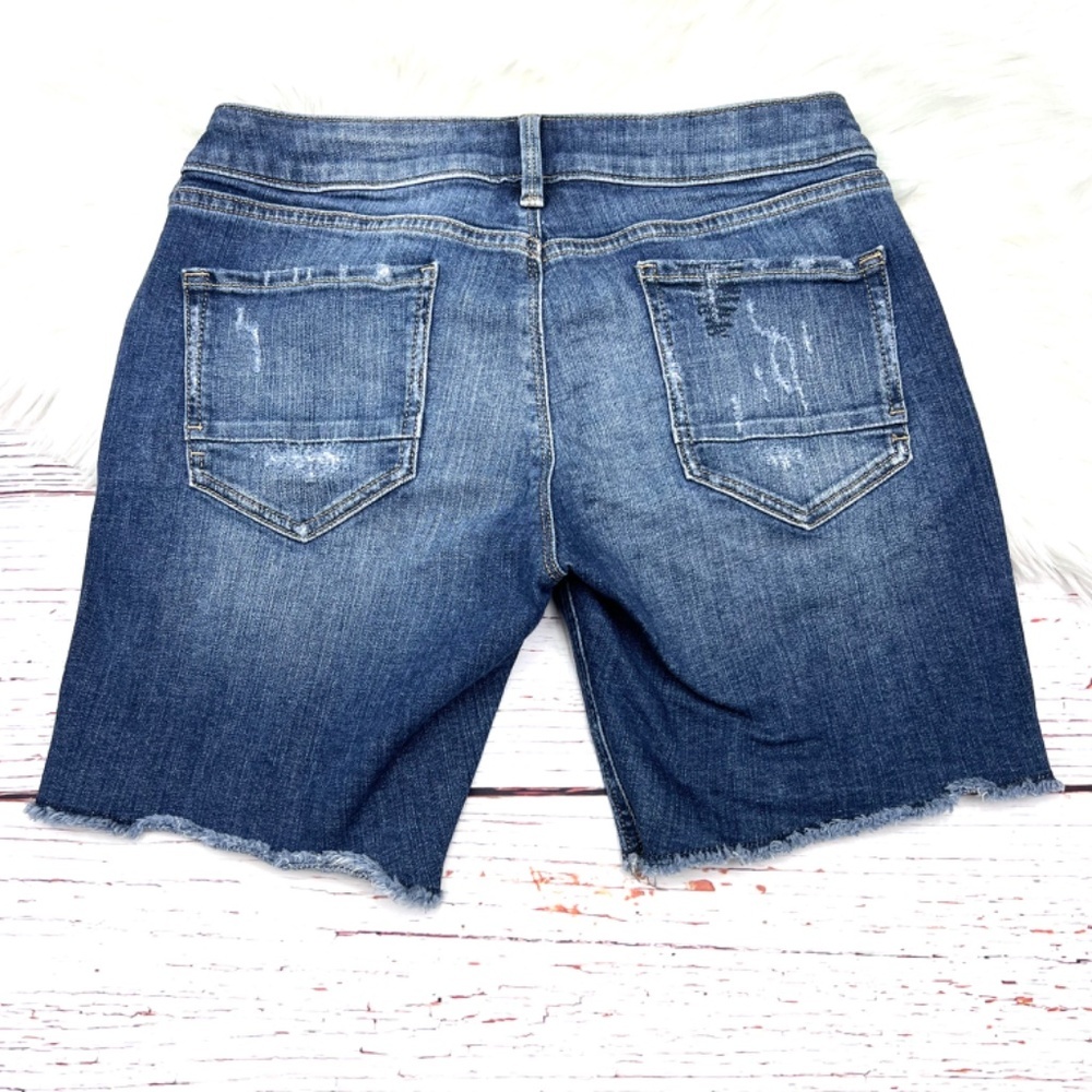 👖|•SILVER JEANS•| Sam Bermuda Distressed (Backed) Jean Shorts - Picture 2 of 11